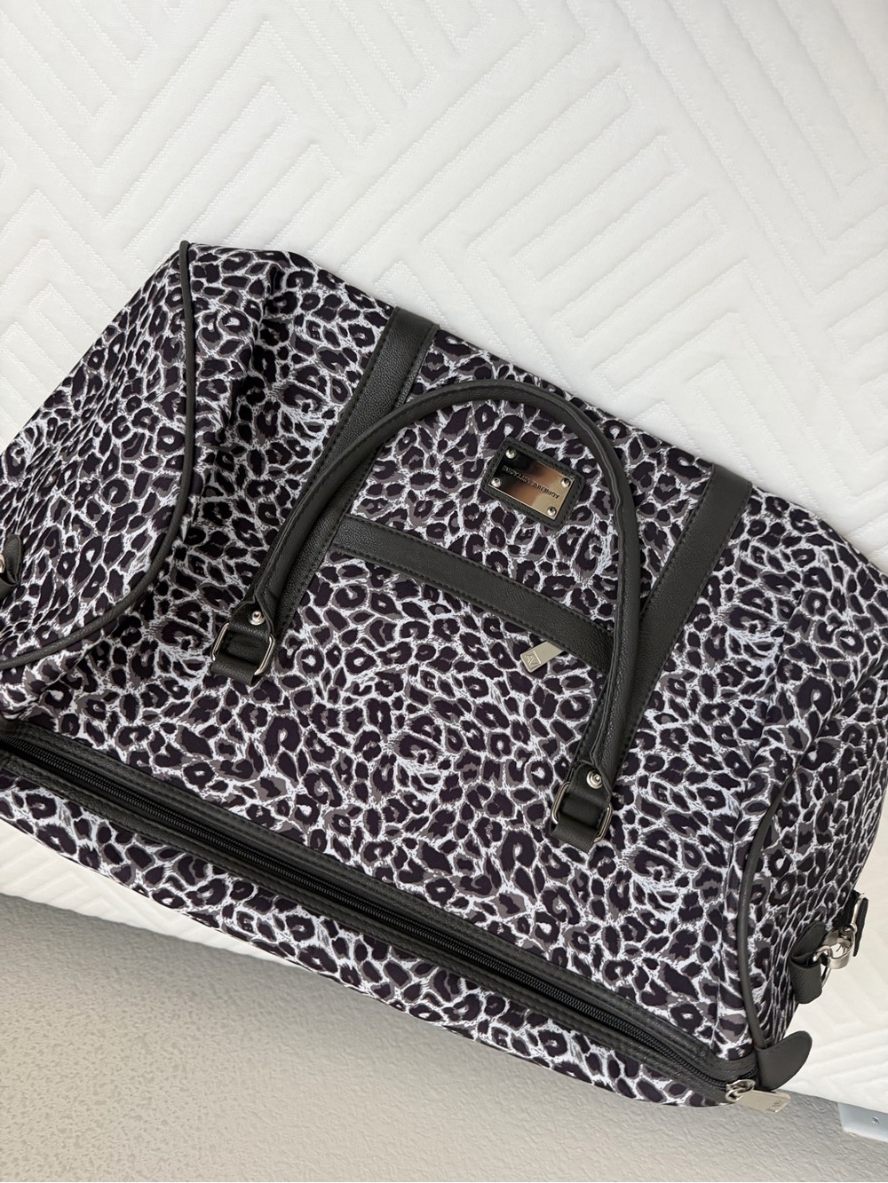 Adrienne Vittadini || black and white duffel bag